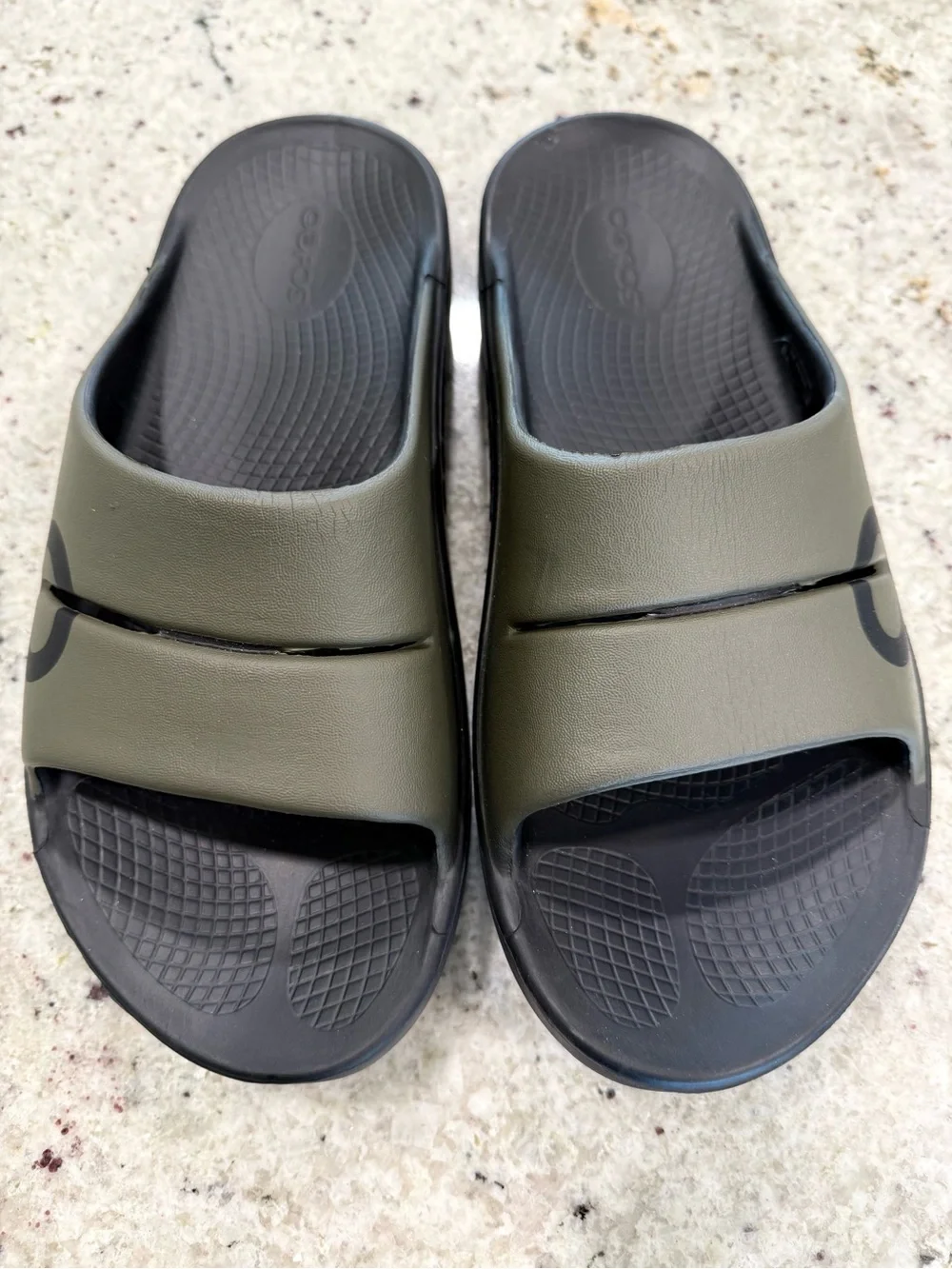OOFOS Unisex Olive Green and Black Recovery Slides